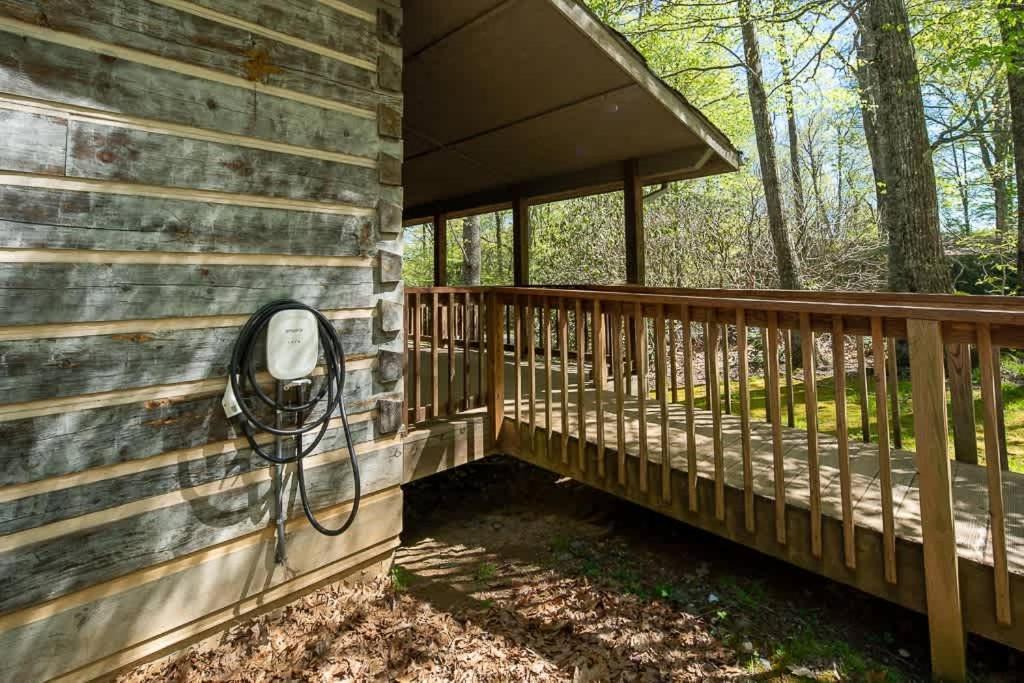 Cozy 'Grey Fox' Cabin Between Boone & Блоуинг Рок Екстериор снимка