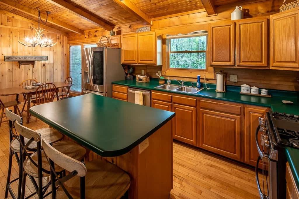 Cozy 'Grey Fox' Cabin Between Boone & Блоуинг Рок Екстериор снимка